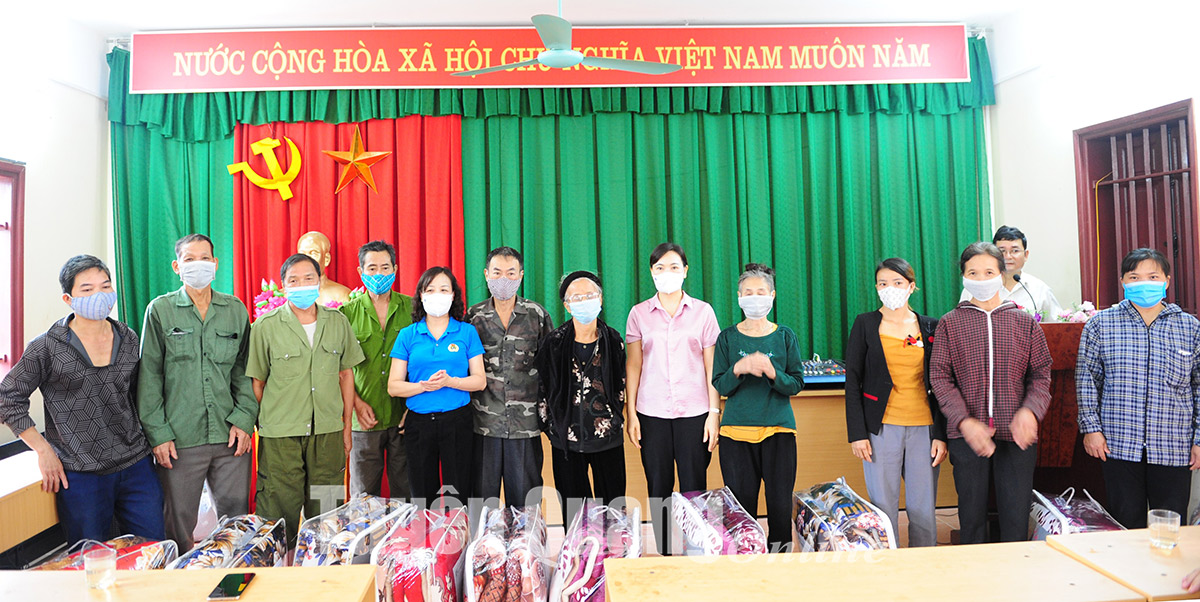 Cán bộ Ban Tuyên giáo Tỉnh ủy tham gia lao động cùng Nhân dân xã Tân Tiến