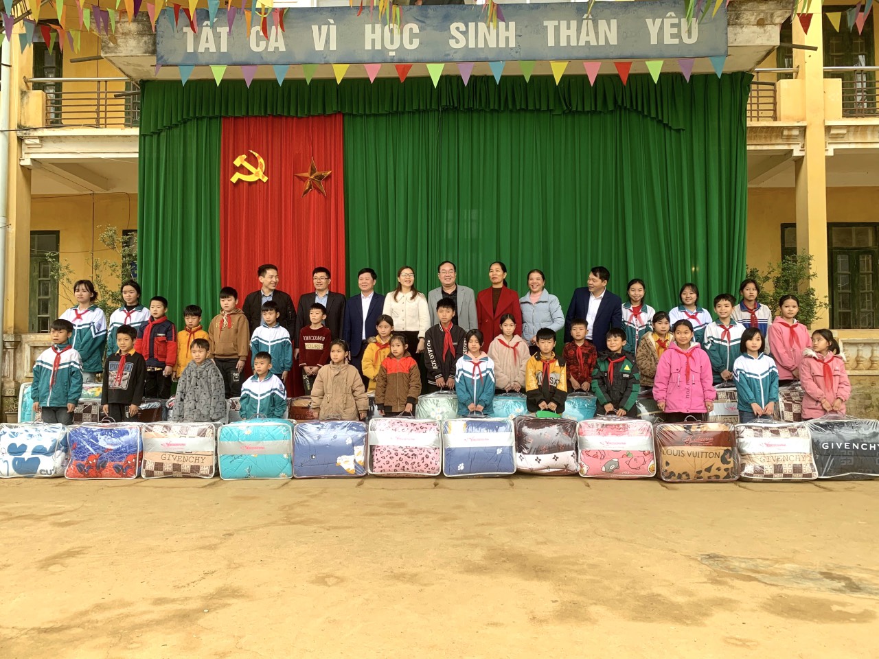 Ban Tuyên giáo Tỉnh ủy tặng chăn ấm cho học sinh có hoàn cảnh khó khăn tại huyện Na Hang
