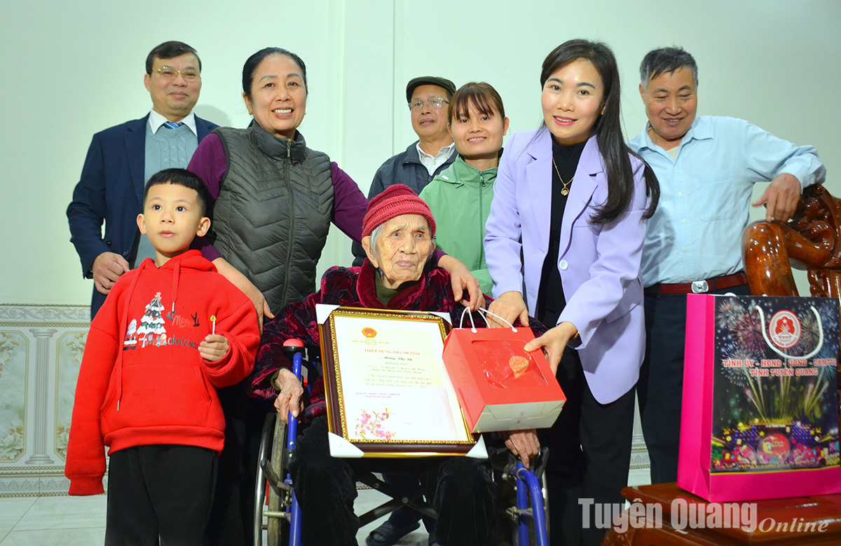Đồng chí Trưởng ban Tuyên giáo Tỉnh ủy Nông Thị Bích Huệ tặng quà gia đình chính sách tại huyện Na Hang