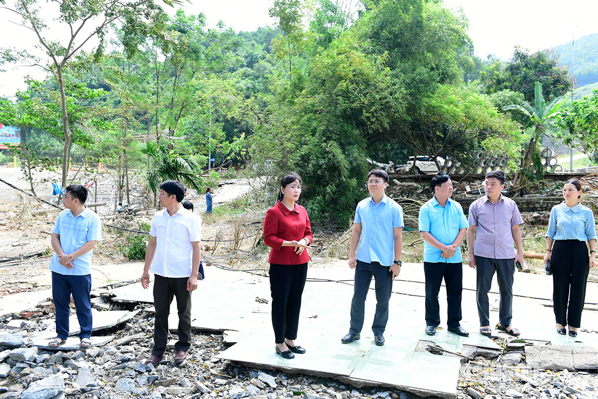 Đồng chí Trưởng Ban Tuyên giáo Tỉnh ủy Nông Thị Bích Huệ thăm hỏi, tặng quà các hộ gia đình bị ảnh hưởng hoàn lưu bão số 3