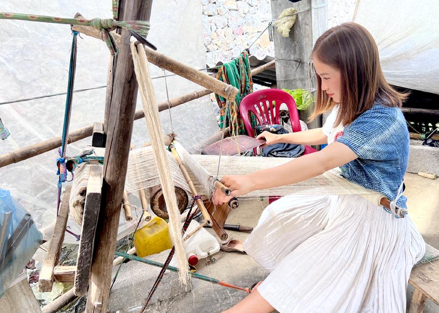 Cô gái Đồng Văn mang vải lanh H'Mông ra thế giới