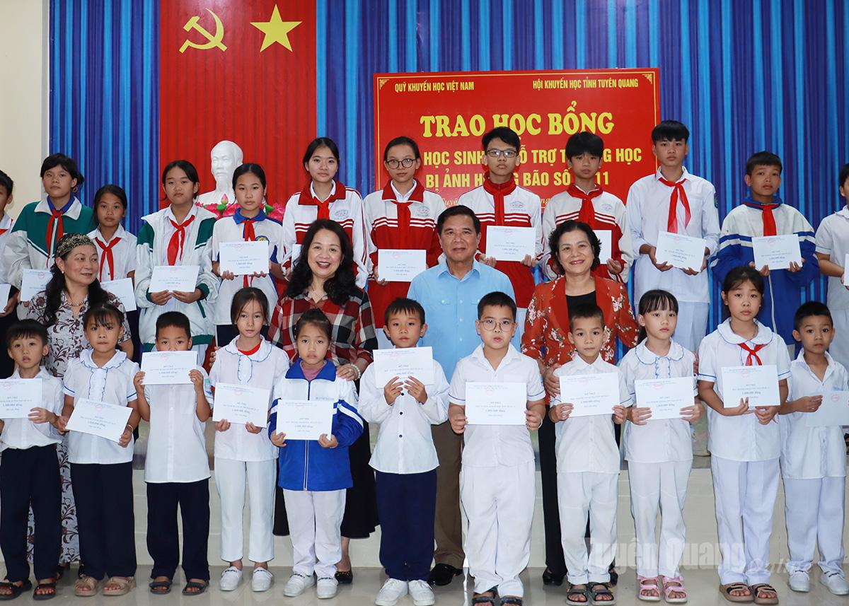 Hội Khuyến học tỉnh trao 122 suất học bổng cho học sinh nghèo vượt khó và hỗ trợ các trường bị ảnh hưởng bởi cơn bão số 10, 11.