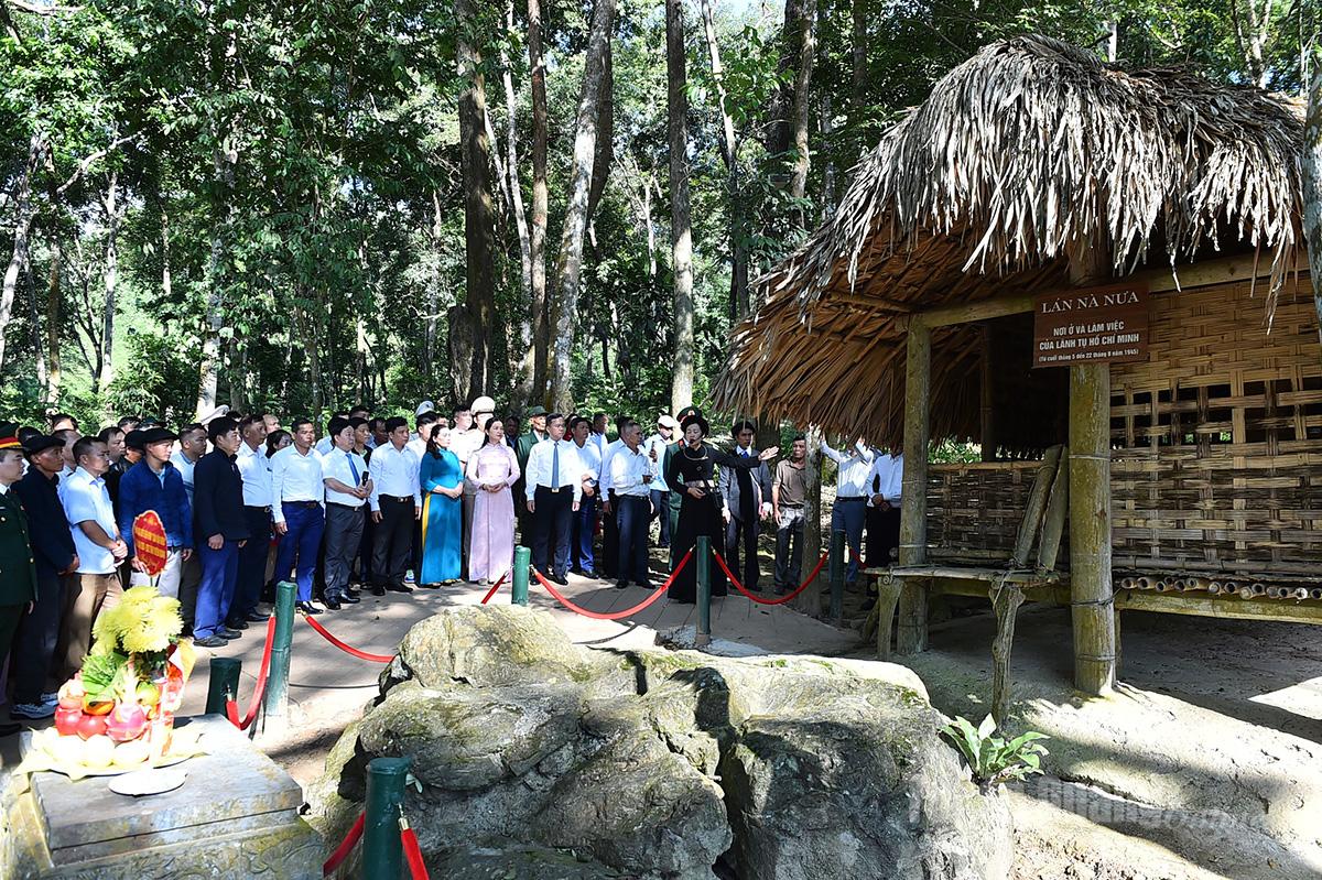 Đoàn đại biểu Dân vận khéo dâng hương, báo công dâng Bác tại Tân Trào