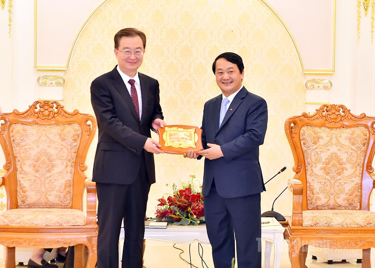 Bí thư Tỉnh ủy Hầu A Lềnh hội kiến song phương với Bí thư Tỉnh ủy Vân Nam Vương Ninh