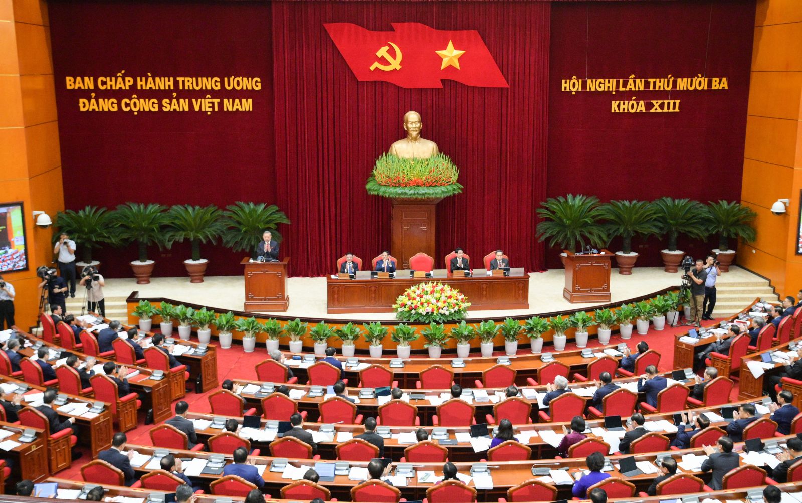 Khai mạc Hội nghị lần thứ 13, Ban Chấp hành Trung ương Đảng khoá XIII