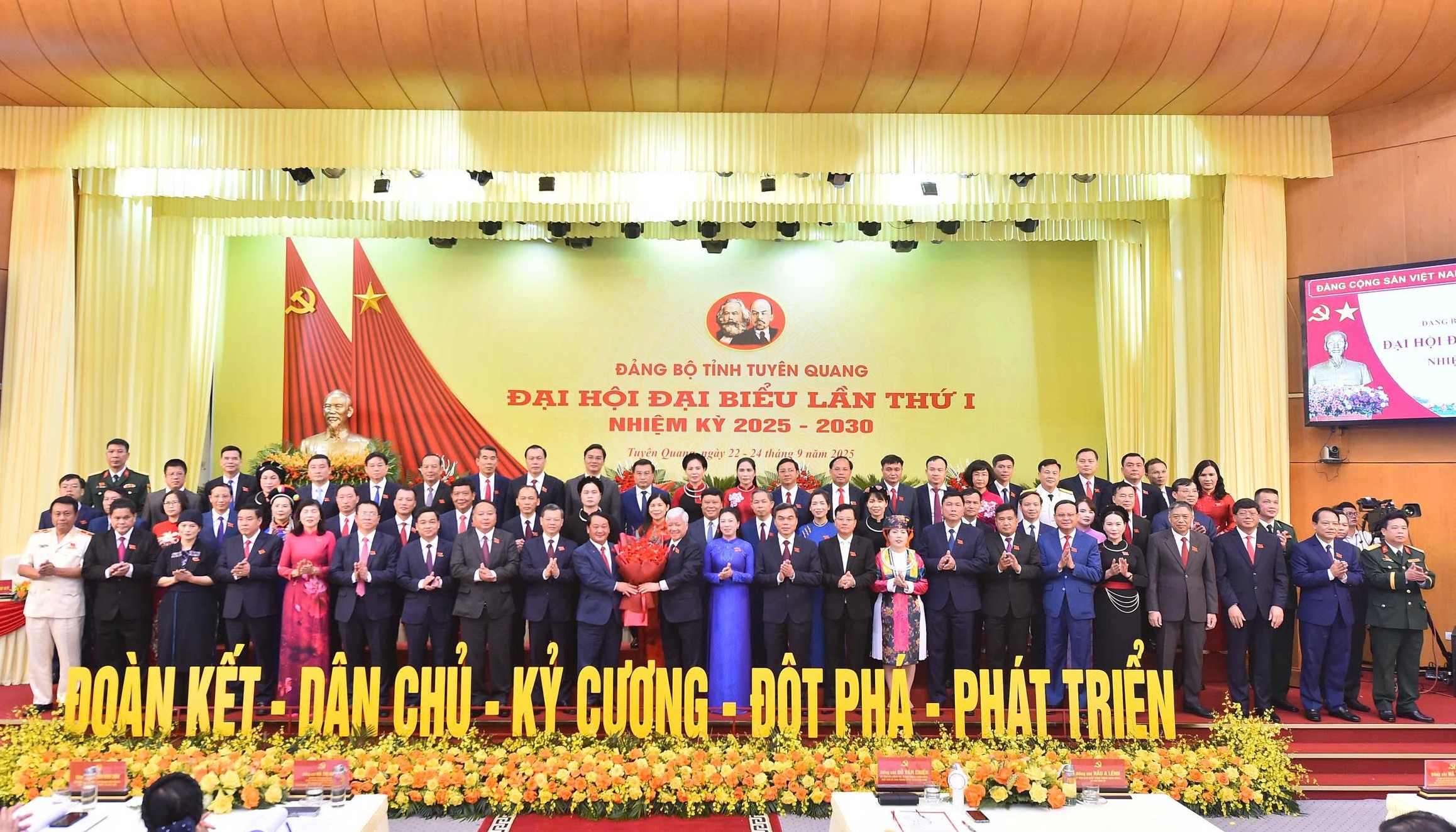 Xây dựng Đảng bộ tỉnh Tuyên Quang trong sạch, vững mạnh toàn diện tạo nền tảng cho sự phát triển bền vững trong giai đoạn mới