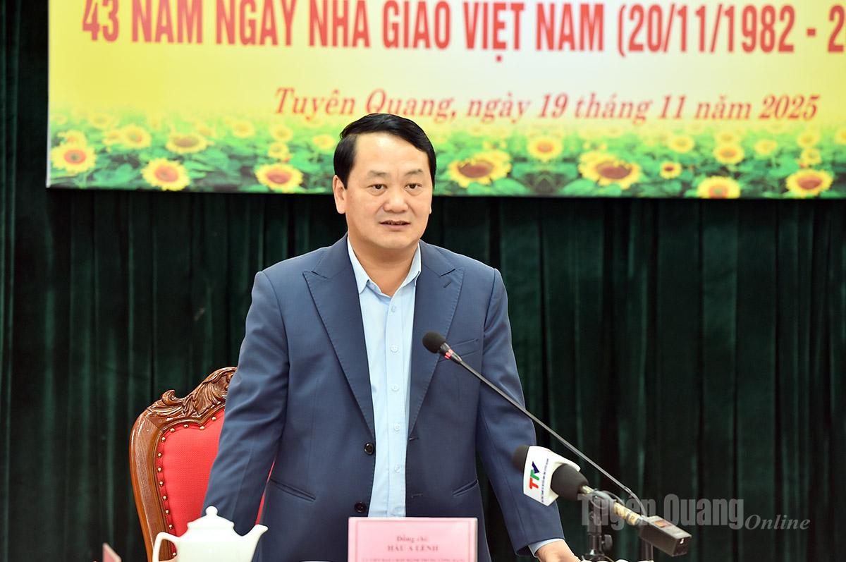 Bí thư Tỉnh ủy Hầu A Lềnh thăm, chúc mừng Trường Chính trị tỉnh nhân Ngày Nhà giáo Việt Nam