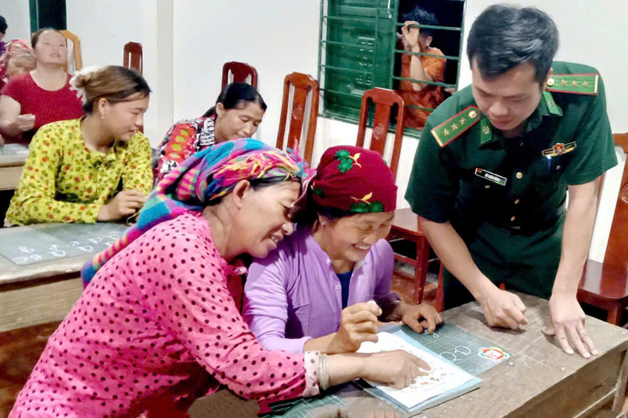 Thầy giáo quân hàm xanh nơi địa đầu Tổ quốc