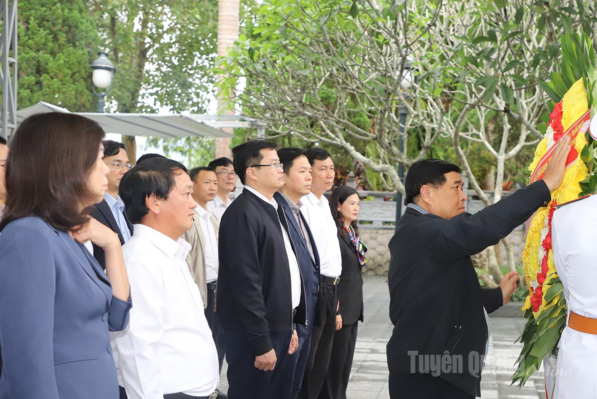 Phó Thủ tướng Chính phủ Nguyễn Chí Dũng viếng các Anh hùng liệt sỹ tại Vị Xuyên và Thanh Thuỷ