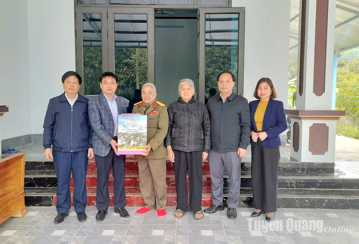 Trưởng Ban Dân vận Tỉnh ủy, Chủ tịch Ủy ban MTTQ tỉnh Nguyễn Hưng Vượng thăm, chúc Tết gia đình người có công trên địa bàn huyện Lâm Bình