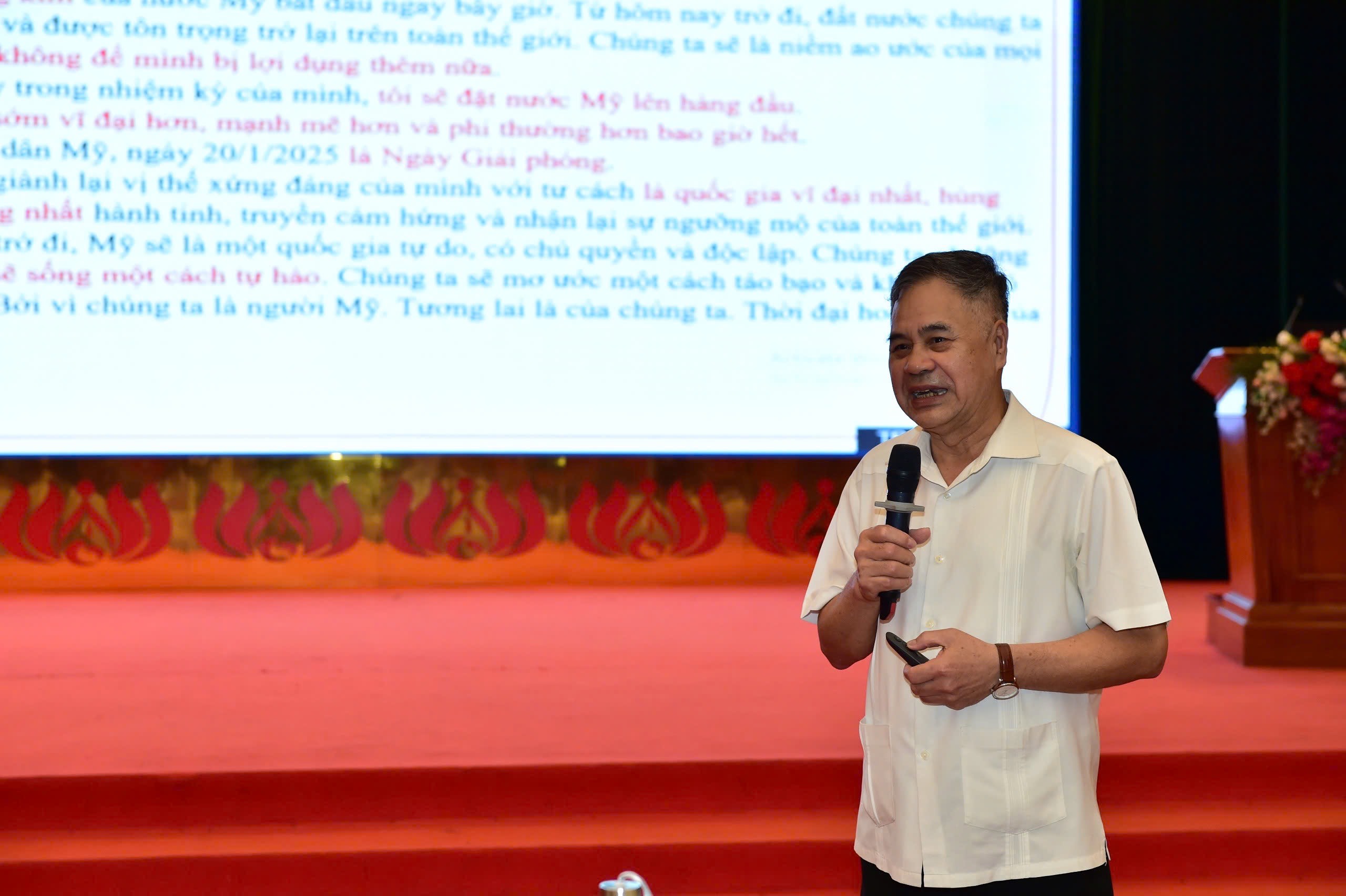 Hội nghị thông tin thời sự và báo cáo viên