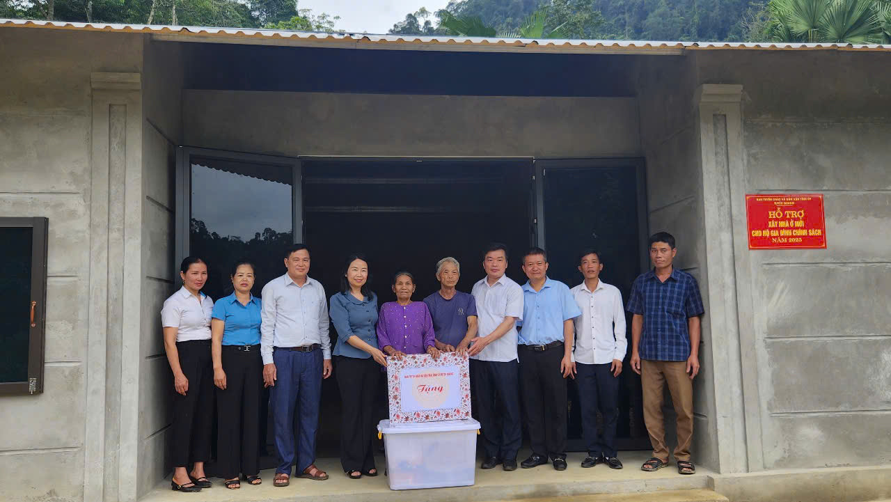 Ban Tuyên giáo và Dân vận Tỉnh ủy thăm, tặng quà hộ gia đình chính sách