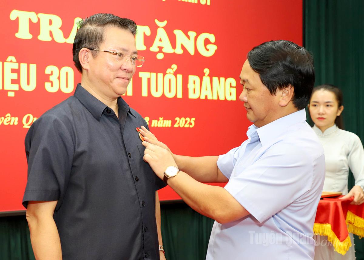 Bí thư Tỉnh ủy Hầu A Lềnh trao Huy hiệu Đảng đợt 2-9