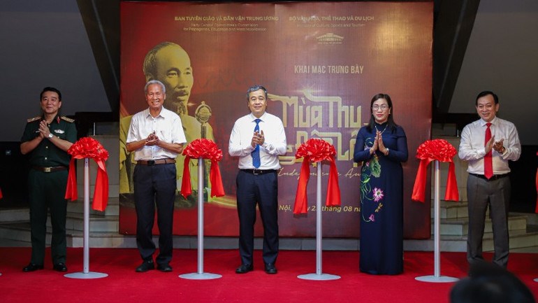 Lãnh đạo Ban Tuyên giáo và Dân vận Trung ương dự khai mạc Trưng bày chuyên đề “Mùa thu Độc lập”