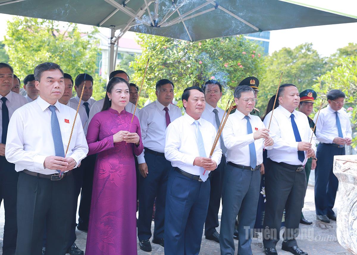 Đoàn đại biểu dự Đại hội Đảng bộ tỉnh lần thứ I dâng hương tưởng nhớ Chủ tịch Hồ Chí Minh và các Anh hùng liệt sỹ