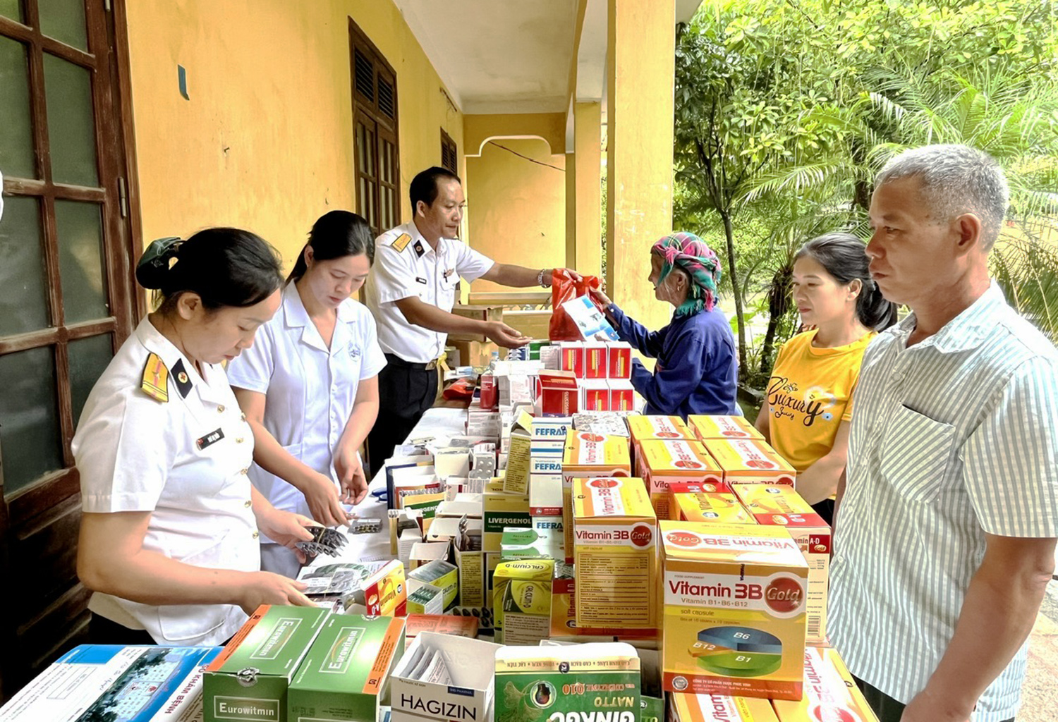 CHUNG TAY GIÚP DÂN SAU LŨ DỮ