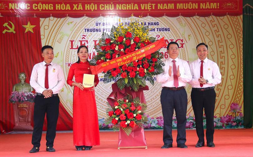 Đồng chí Trưởng Ban Tuyên giáo và Dân vận Tỉnh ủy dự khai giảng năm học mới 2025 - 2026