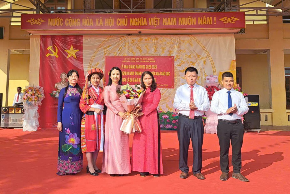Lãnh đạo Ban Tuyên giáo và Dân vận Tỉnh ủy dự khai giảng năm học mới