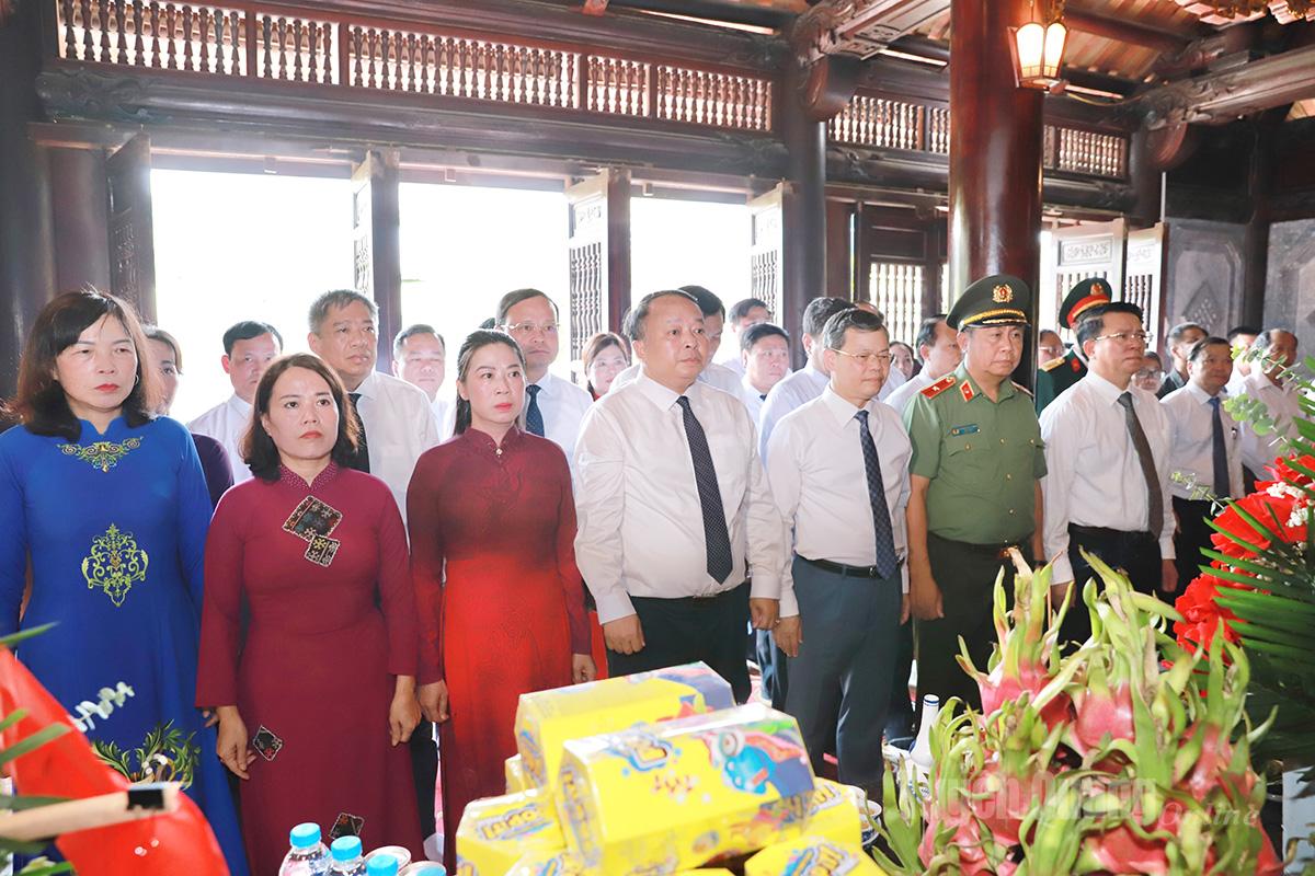 Đoàn đại biểu Đại hội Thi đua yêu nước dâng hương, dâng hoa Đền thờ Chủ tịch Hồ Chí Minh và Đài tưởng niệm các Anh hùng liệt sĩ